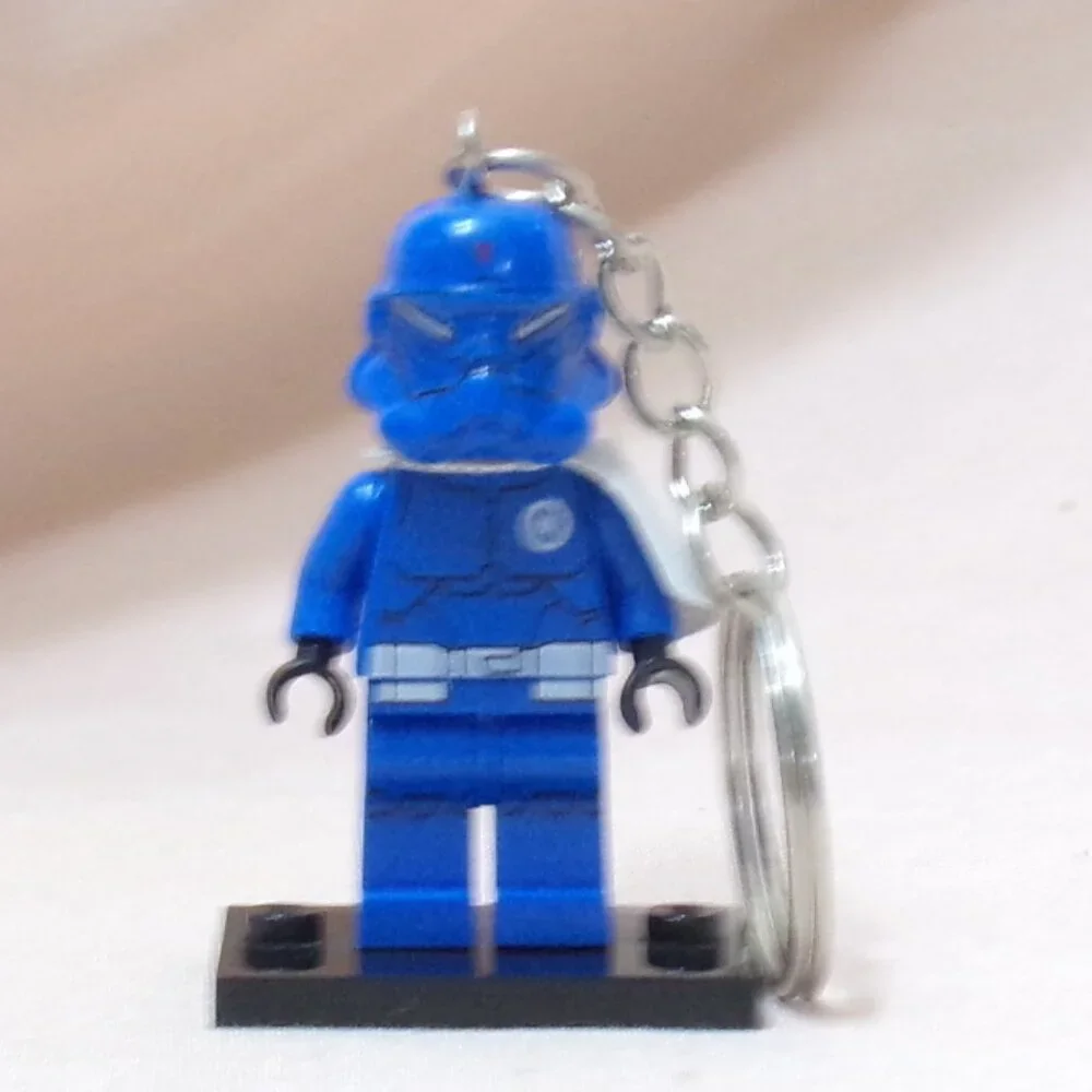 MINIFIGURE KEYCHAIN Star Wars- Clone Trooper Stormtrooper w/Blaster Charm +Stand